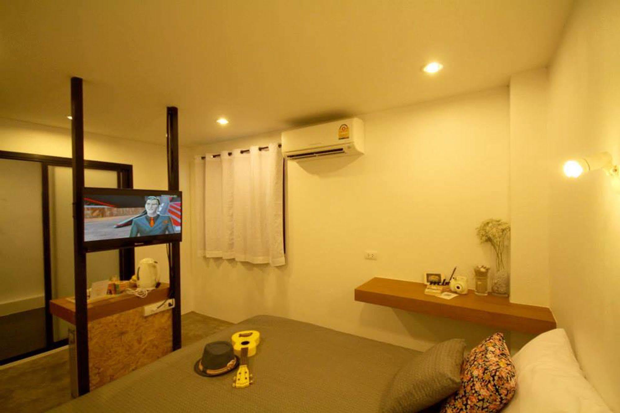 Mbed Phuket Vandrarhem Exteriör bild
